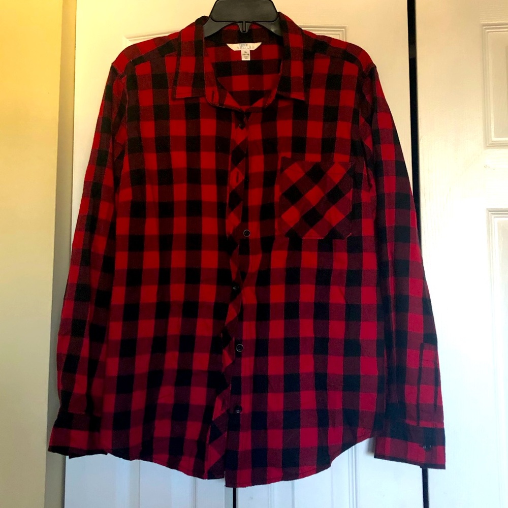 Women’s red/black checkered button down XL